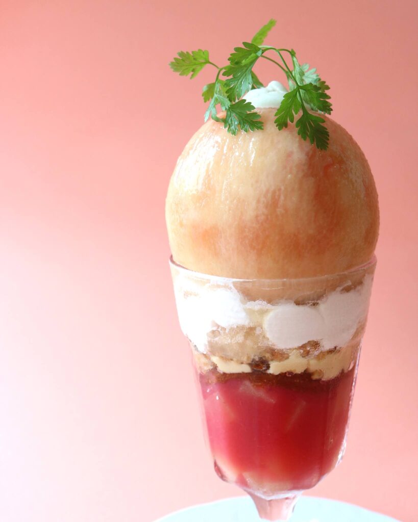 . 待ちに待った桃の季節がやってきました🍑。 ル パティシエ タカギ本店では、 毎年ご好評とお問い合わせをいただいております 桃のパルフェが装いを新たに再登場いたします🍑。 【桃のパルフェ】 旬の甘くみずみずしい桃を まるごと1玉のせた贅沢パフェ。 柔らかな桃を丁寧に剥き、種をくりぬいた中には こだわりのクレーム パティシエール(カスタードクリーム)をたっぷりと詰めました。 丁寧に仕上げた桃の下には、 白桃の自家製ソルベと乳の香り豊かなクレーム シャンティ(生クリーム)。 香ばしくカリっとした食感がアクセントのアーモンド プラランとしっとりとしたビスキュイを重ね、 華やかな彩りの赤桃のソースと白桃の自家製ジュレを合わせました。 赤桃のソースと白桃の自家製ジュレは桃の味わいを凝縮させたフルーティな味わい。 シャーベット状に仕立てて冷たく爽やかに味わえます。 フレッシュな甘い桃の香りとジューシーな果肉、 白桃のみずみずしい甘さ、 赤桃の濃厚な味わいと香り、 “桃”を存分にご堪能ください。 桃のパルフェは、 ただいま期間限定での販売。 ※8月中旬までの販売を予定しておりますが、 それ以降の販売につきましては、 桃の入荷状況により変更となる場合がございます。 【桃のパルフェ】は、 ル パティシエ タカギ本店カフェにて、 7月1日(月)から毎日14時よりご注文いただけます。 ■ル パティシエ タカギ 本店 サロン営業時間 10:00~19:00 (L.O. 18:00) モーニングタイム 10:00~11:30 ランチタイム 11:30~14:00 ティータイム 14:00~19:00 旬の桃を使った短い販売期間のパフェとなりますので、 ぜひこの時期にお召し上がりください。 皆様のご来店、スタッフ一同心より お待ち申し上げております。 #lepatissiertakagi #ルパティシエタカギ #le_patissier_takagi #パティスリータカギ #高木康政 #パティシエ #ガトー #ケーキ #デザート #スイーツ #ランチ #カフェ #東京カフェ #世田谷カフェ #駒沢カフェ #駒沢公園 #ペット同伴可 #ペット可カフェ #カフェ巡り #パフェ巡り #パフェ #パフェ活 #パフェ部 #季節のパフェ #桃 #桃パフェ #桃スイーツ #もも #ももパフェ #ももスイーツ