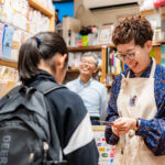 こもれび小学生記者・初取材！ 駒沢で117年の下山商店へ。「文房具は何点あるのですか？」「商品を並べるときのコツは？」