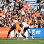 秩父宮ラグビー場でブラックラムズ東京が、満開の桜の下、白のユニフォームで激闘！