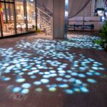 夜の「KOMAZAWA Park Quarter」（駒沢パーククォーター）の様子を写真でご紹介！ 特徴的な“こもれび照明”は必見です！