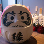 キャップからだるまへ。駒澤大学駅伝チームを応援する巨大だるま「Re Dharma（リ ダルマ）」